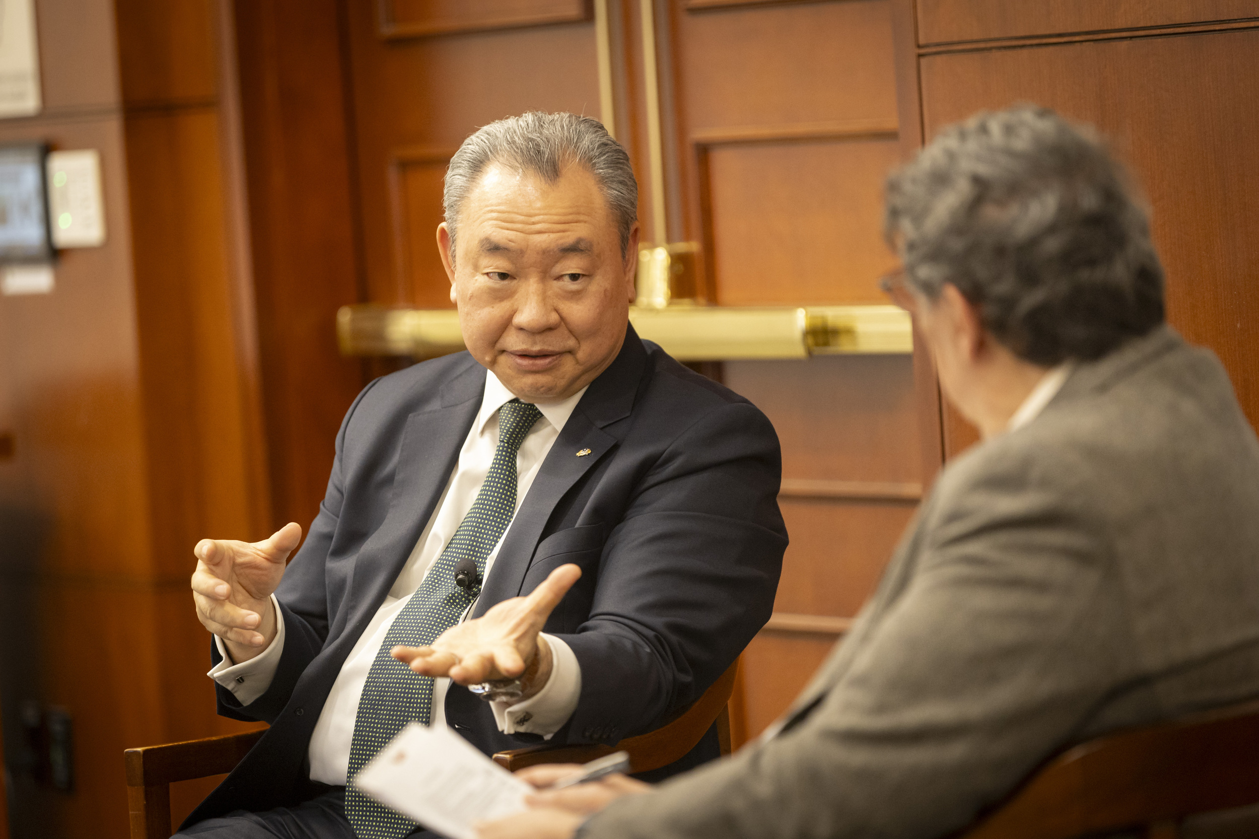 Alexander Tah-ray Yui, Taiwan’s Representative to the US, speaking with Tony Saich,.